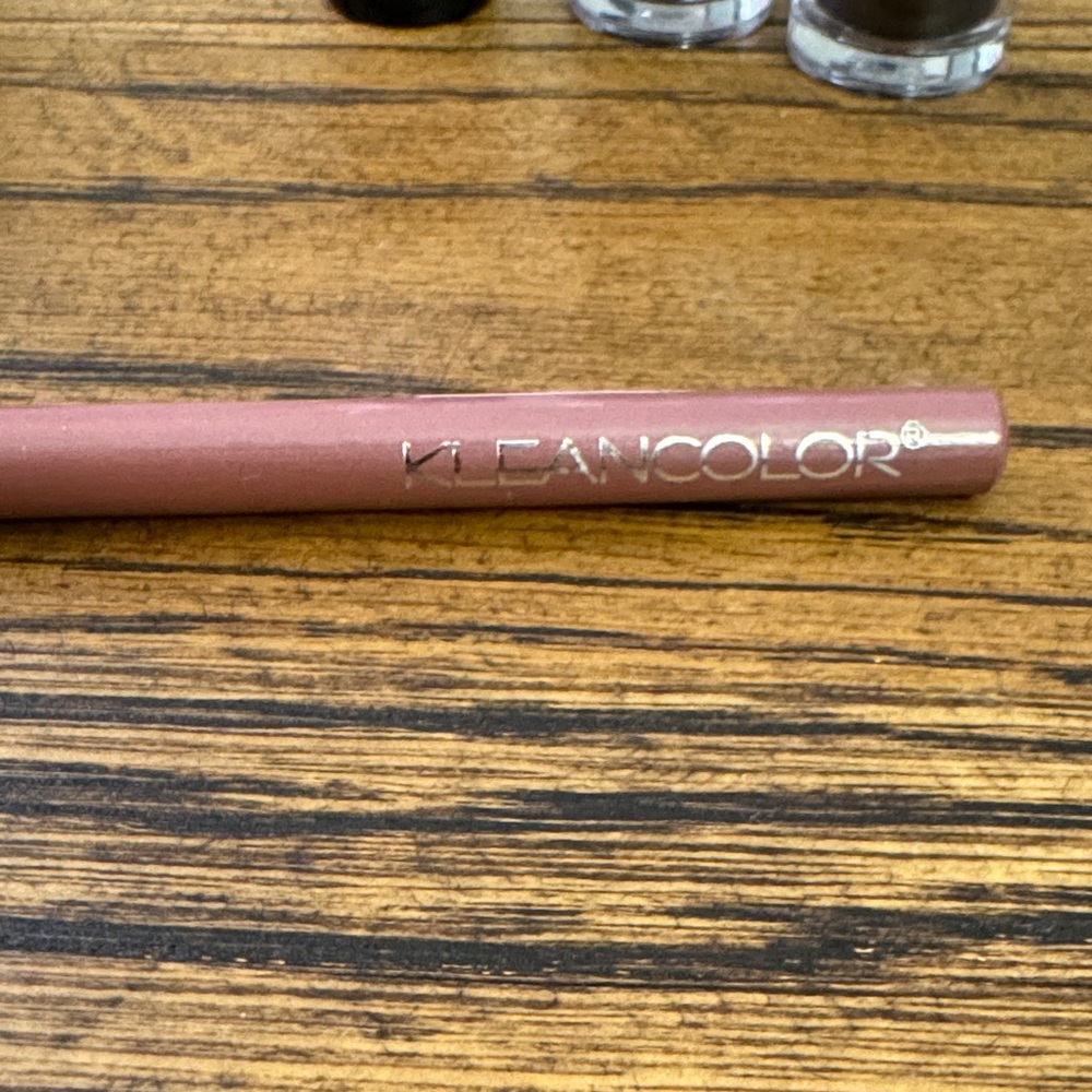 Kleancolor pencil lip liner with sharpener